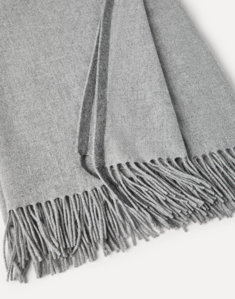 Cashmere throw Light Grey Lifestyle - Brunello Cucinelli