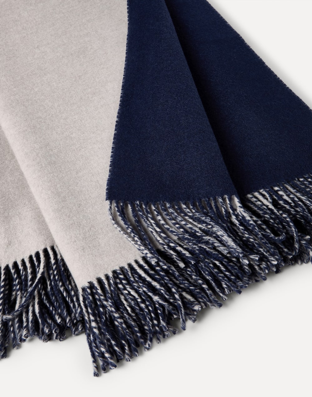 Cashmere double cloth throw Buff Lifestyle - Brunello Cucinelli
