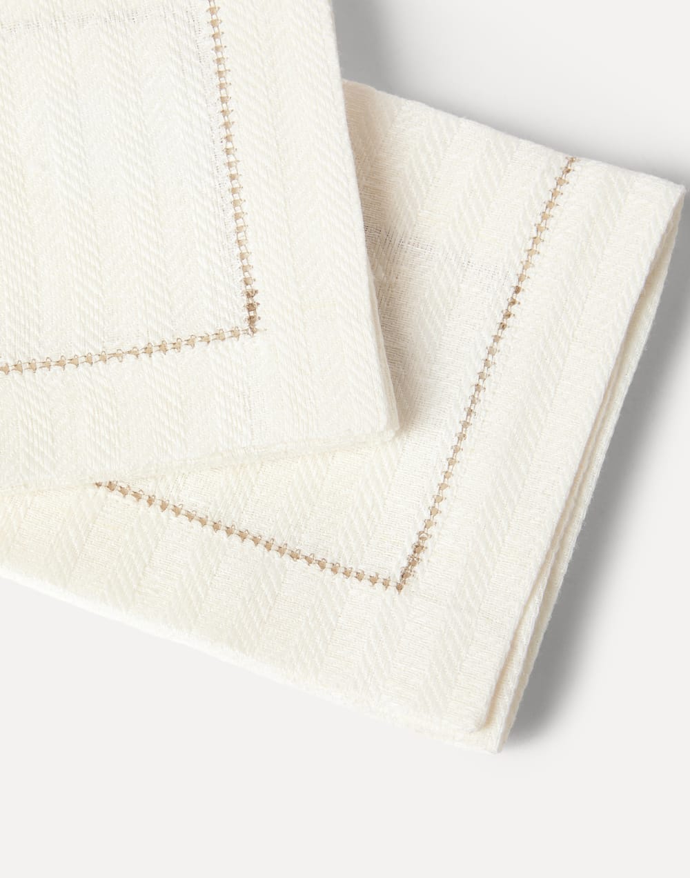 Chalk stripe linen 4-pc large napkins set Buff Lifestyle - Brunello Cucinelli