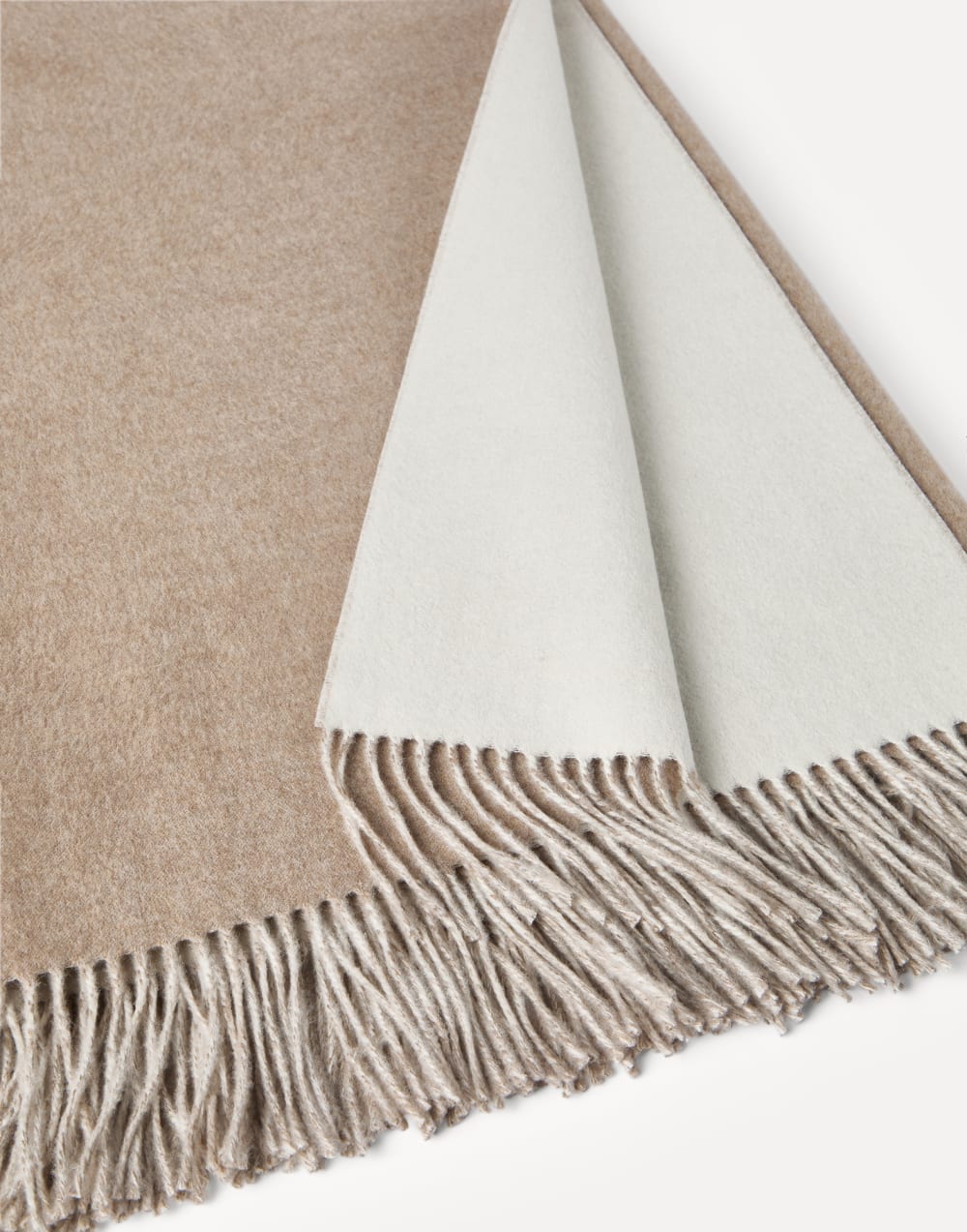 Cashmere double cloth lightweight throw Beige Lifestyle - Brunello Cucinelli