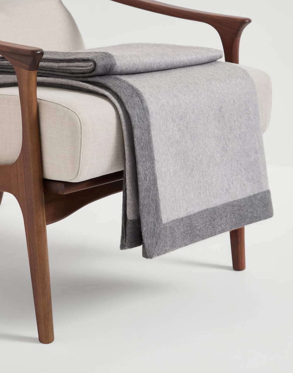 Cashmere throw with contrasting border Grey Lifestyle - Brunello Cucinelli