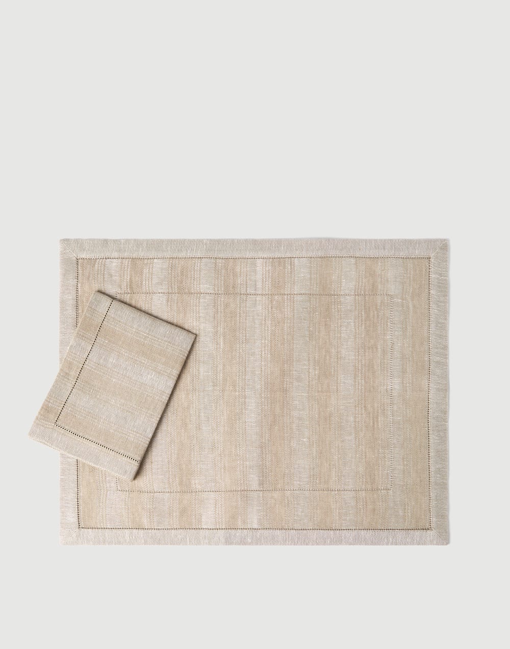 Tischset+Serviette in gestreiftem Leinen Hellgrau Lifestyle - Brunello Cucinelli