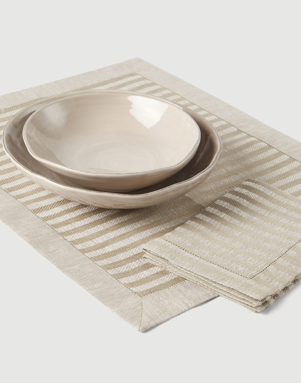 Chalk stripe linen placemat and napkin set Light Grey Lifestyle - Brunello Cucinelli