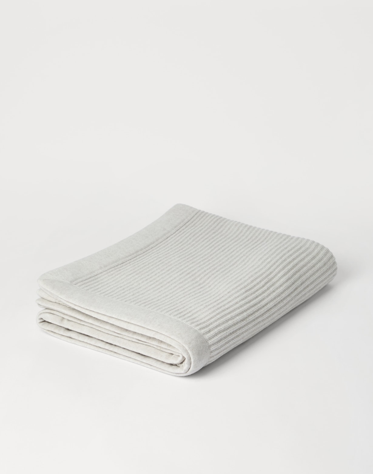 Cashmere throw Pearl Grey Lifestyle - Brunello Cucinelli