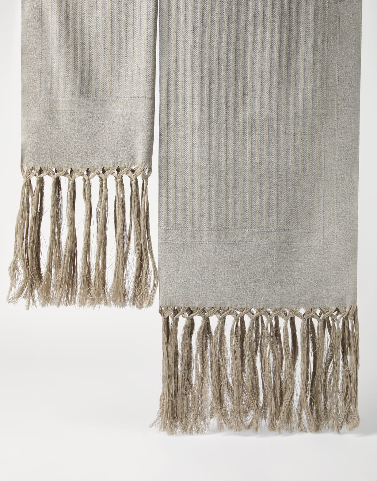 Pair of chevron towels Medium Grey Lifestyle - Brunello Cucinelli
