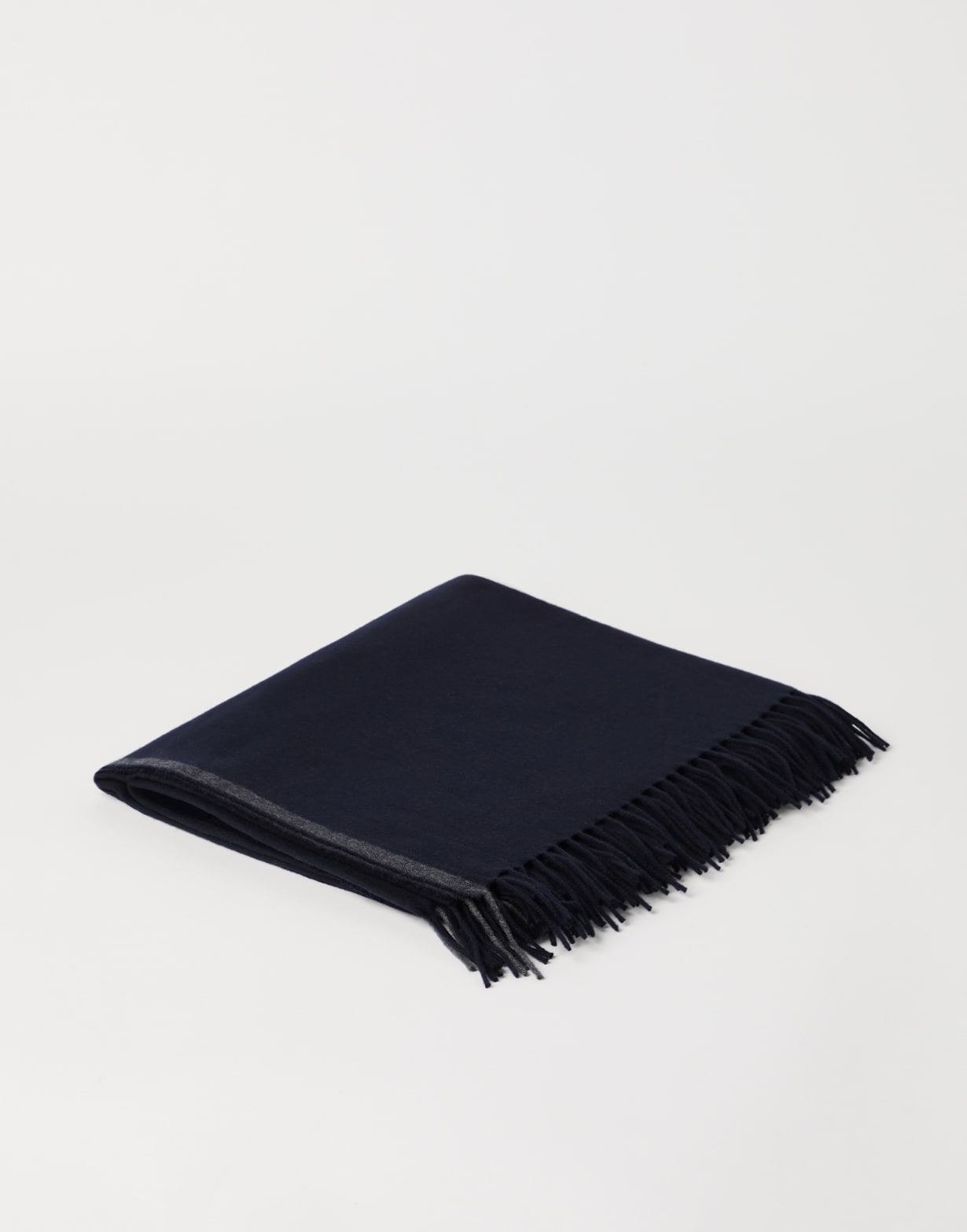 Cashmere throw Navy Blue Lifestyle - Brunello Cucinelli