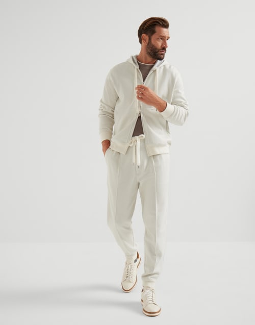 旅行時のスタイリッシュなメンズルック | Brunello Cucinelli