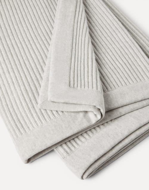 ホームデコレーションに最適な上掛け、ブランケット | Brunello Cucinelli