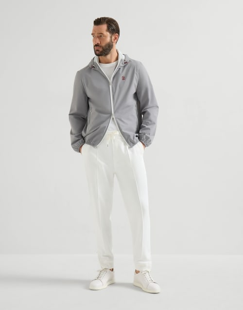 旅行時のスタイリッシュなメンズルック | Brunello Cucinelli