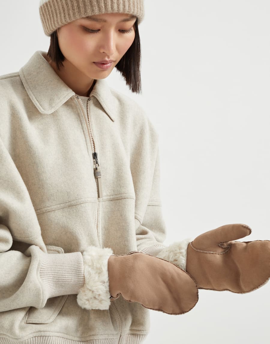 Fuzzy shearling mittens Hazelnut Woman - Brunello Cucinelli