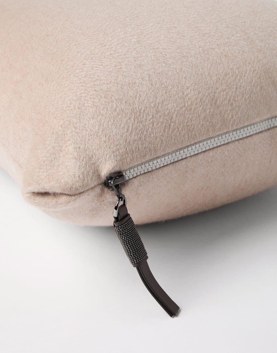 Kissen aus Kaschmirbiber Beige Lifestyle - Brunello Cucinelli