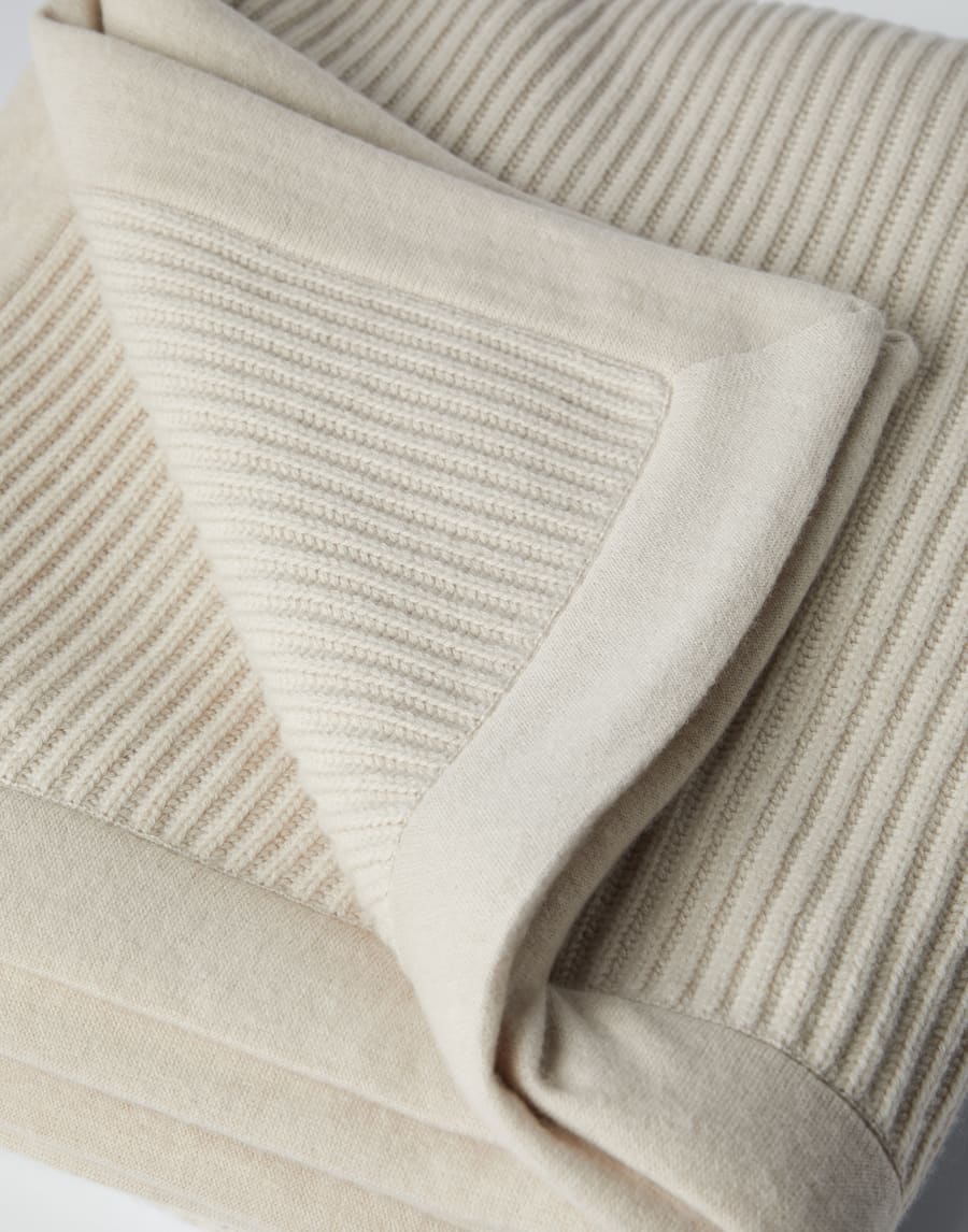 Cashmere throw Buff Lifestyle - Brunello Cucinelli