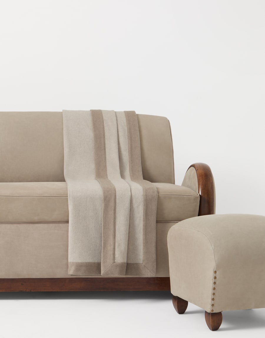 Plaid in cashmere con bordo in contrasto Beige Lifestyle - Brunello Cucinelli