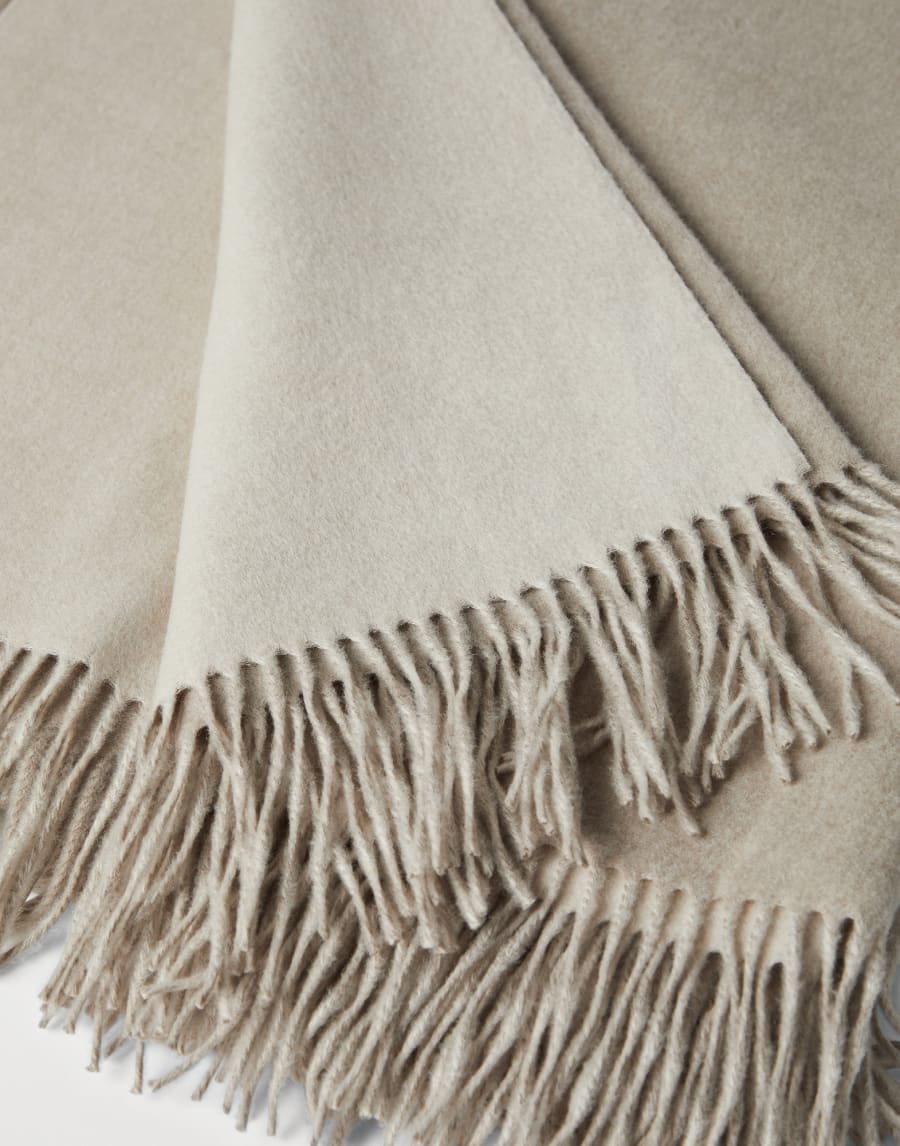 Cashmere double cloth lightweight throw Beige Lifestyle - Brunello Cucinelli