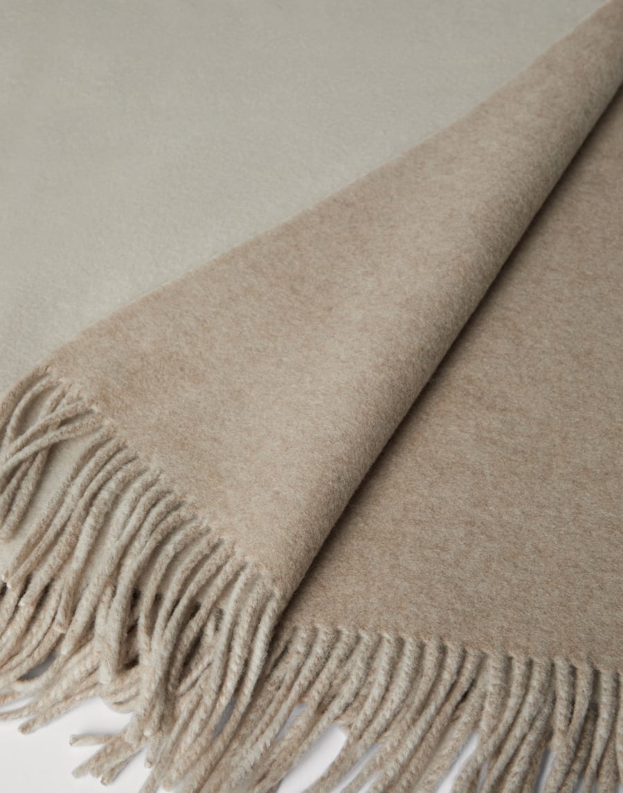 Cashmere double cloth throw Beige Lifestyle - Brunello Cucinelli