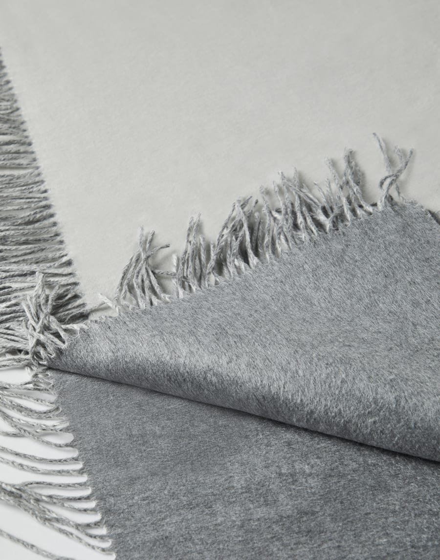 ダブルシルク ブランケット ライトグレー ライフスタイル - Brunello Cucinelli
