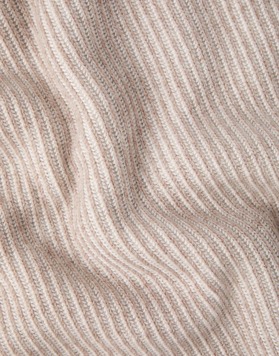 Cashmere throw with contrasting border Hazelnut Lifestyle - Brunello Cucinelli
