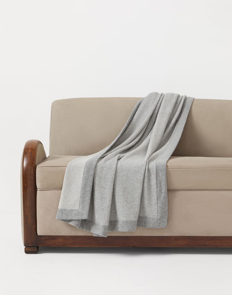Cashmere throw with contrasting border Grey Lifestyle - Brunello Cucinelli