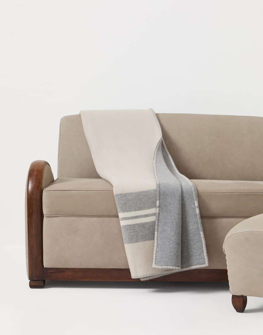 Cashmere double cloth throw Beige Lifestyle - Brunello Cucinelli