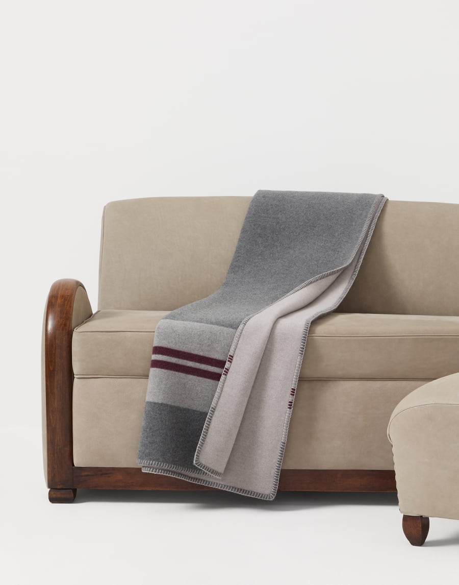 Cashmere double cloth throw Dark Grey Lifestyle - Brunello Cucinelli