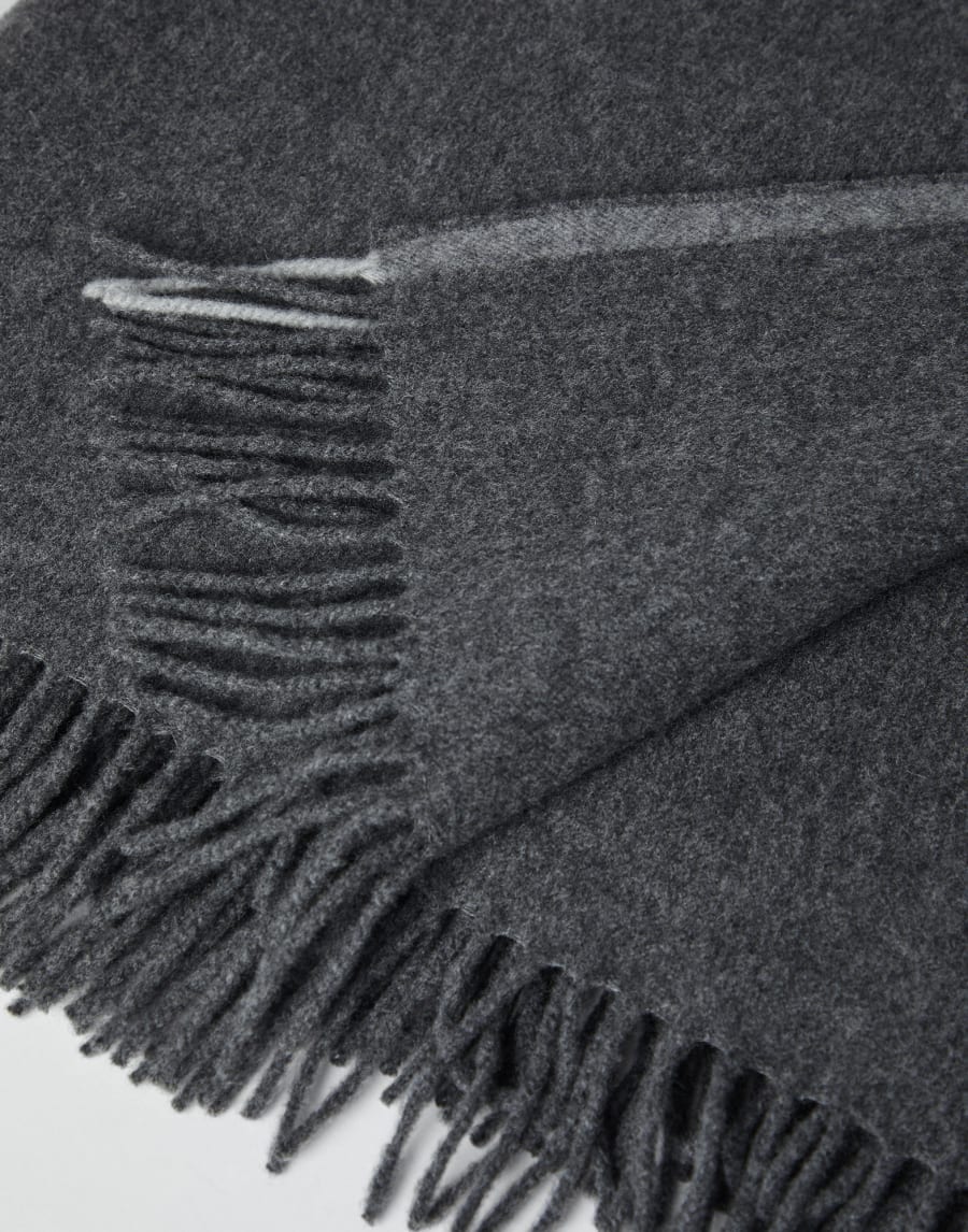 Cashmere throw Dark Grey Lifestyle - Brunello Cucinelli