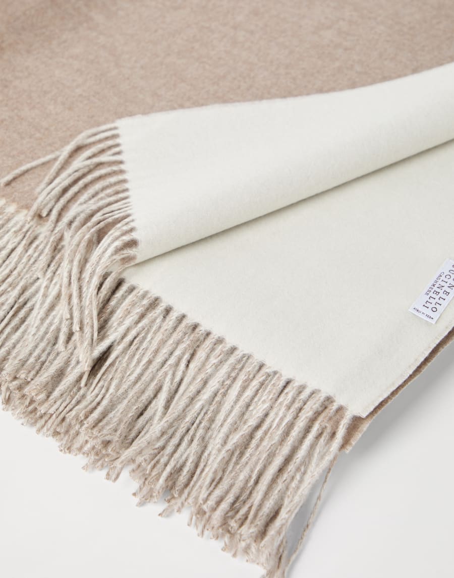 Cashmere double cloth lightweight throw Beige Lifestyle - Brunello Cucinelli