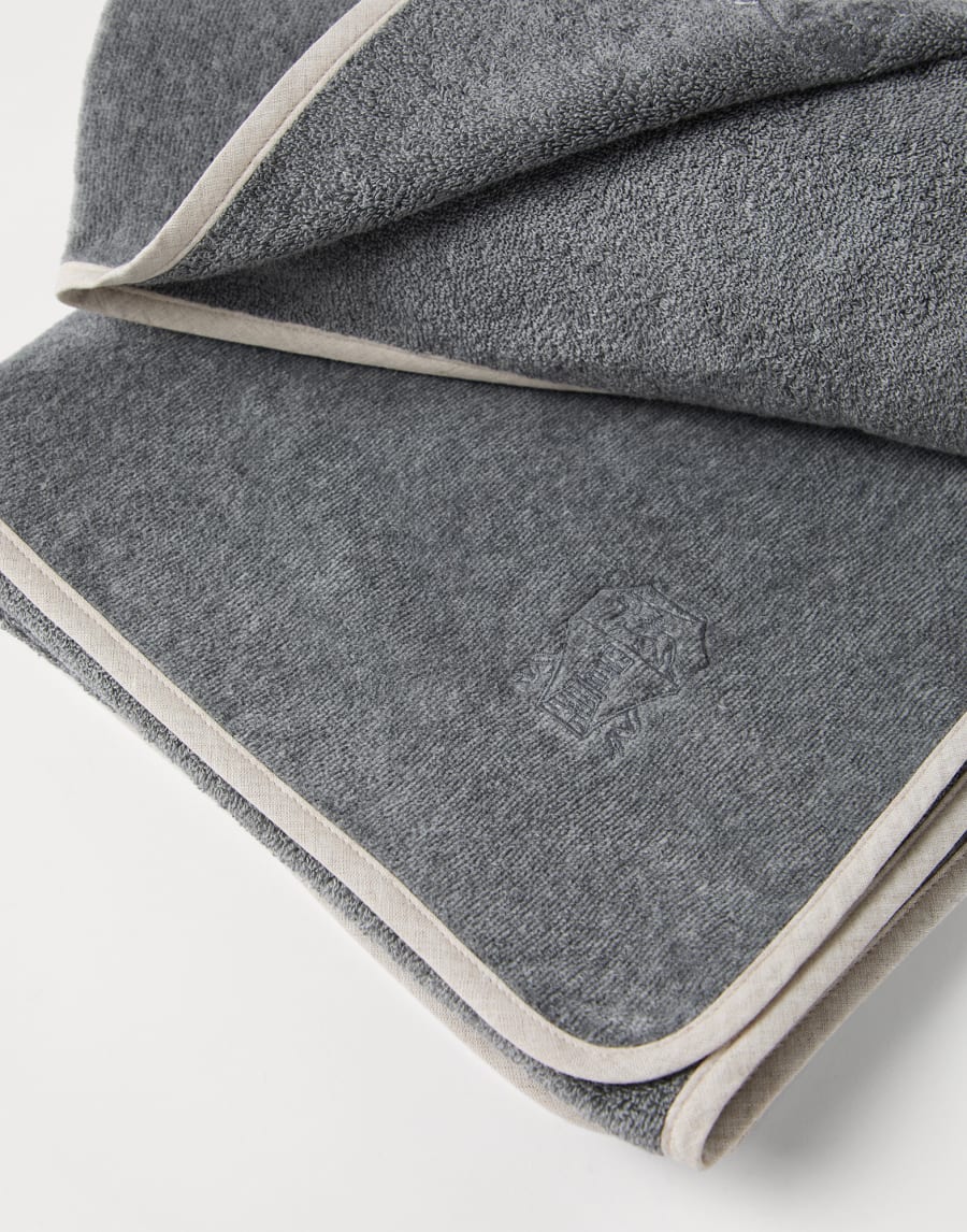 2-piece terrycloth towel set Dark Grey Lifestyle - Brunello Cucinelli