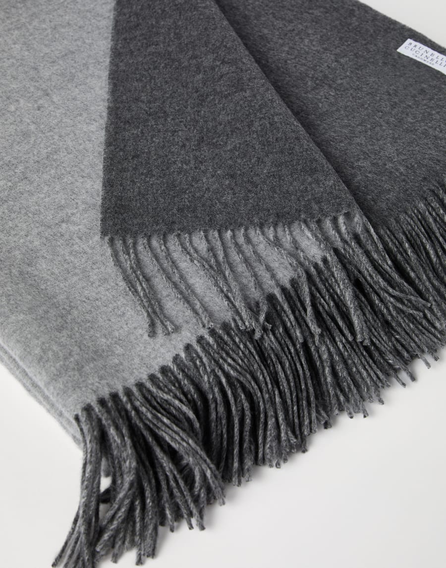 ダブルカシミヤ ライトウェイトブランケット ライトグレー ライフスタイル - Brunello Cucinelli