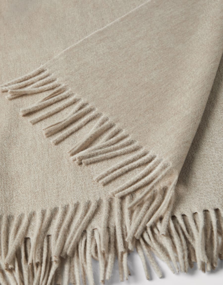 Cashmere throw with fringe Beige Lifestyle - Brunello Cucinelli