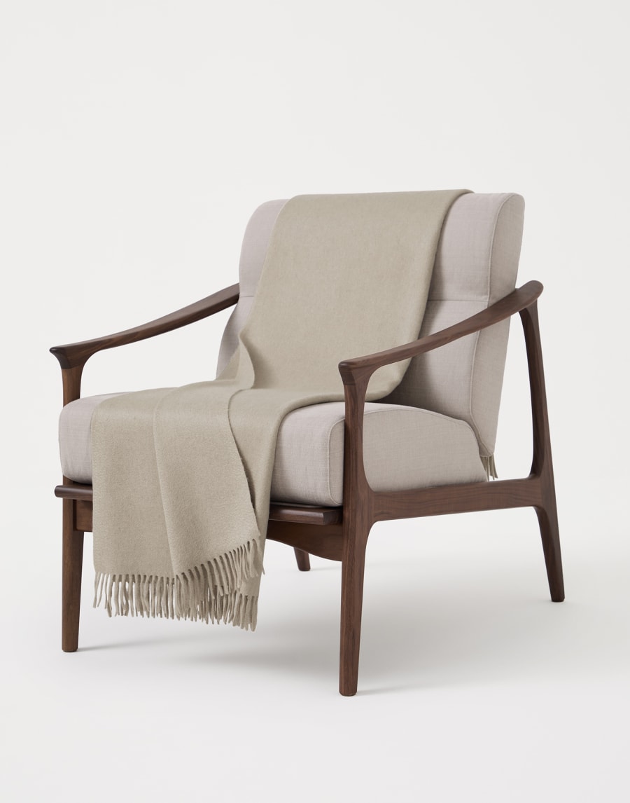 Cashmere throw with fringe Beige Lifestyle - Brunello Cucinelli
