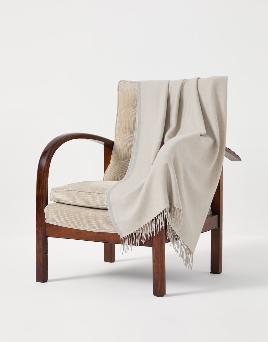 Cashmere throw Buff Lifestyle - Brunello Cucinelli