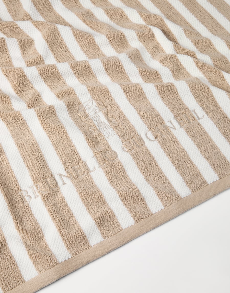 Striped terrycloth beach towel Beige Lifestyle - Brunello Cucinelli
