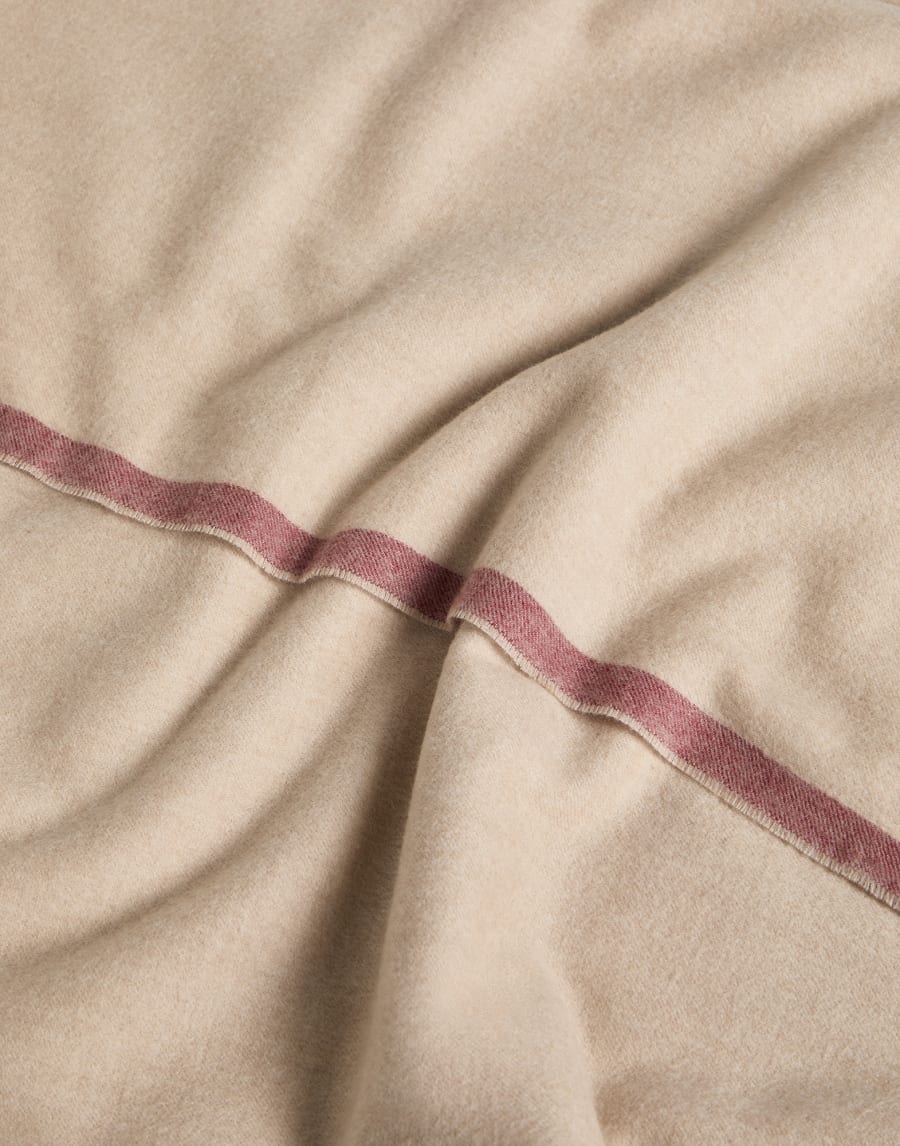 Cashmere throw Cool Beige Lifestyle - Brunello Cucinelli