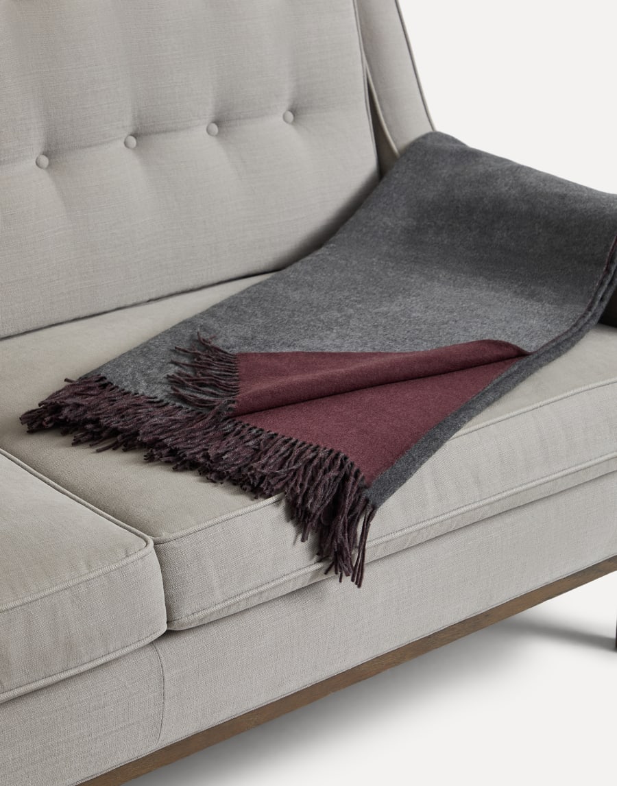 Manta ligera de cachemir doble Gris Medio Lifestyle - Brunello Cucinelli