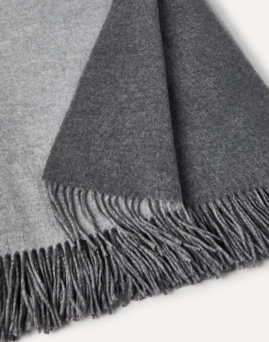 Cashmere double cloth lightweight throw Light Grey Lifestyle - Brunello Cucinelli