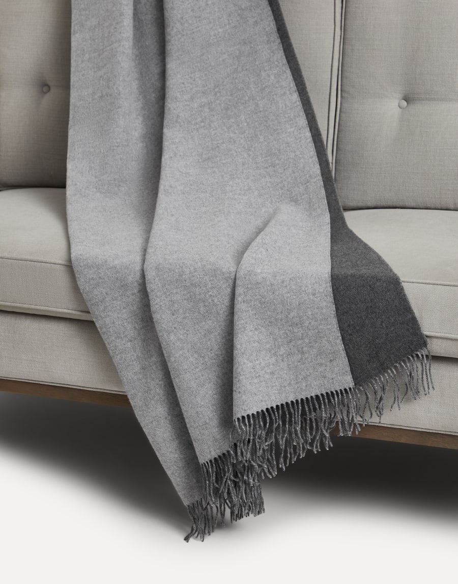 Cashmere double cloth lightweight throw Light Grey Lifestyle - Brunello Cucinelli