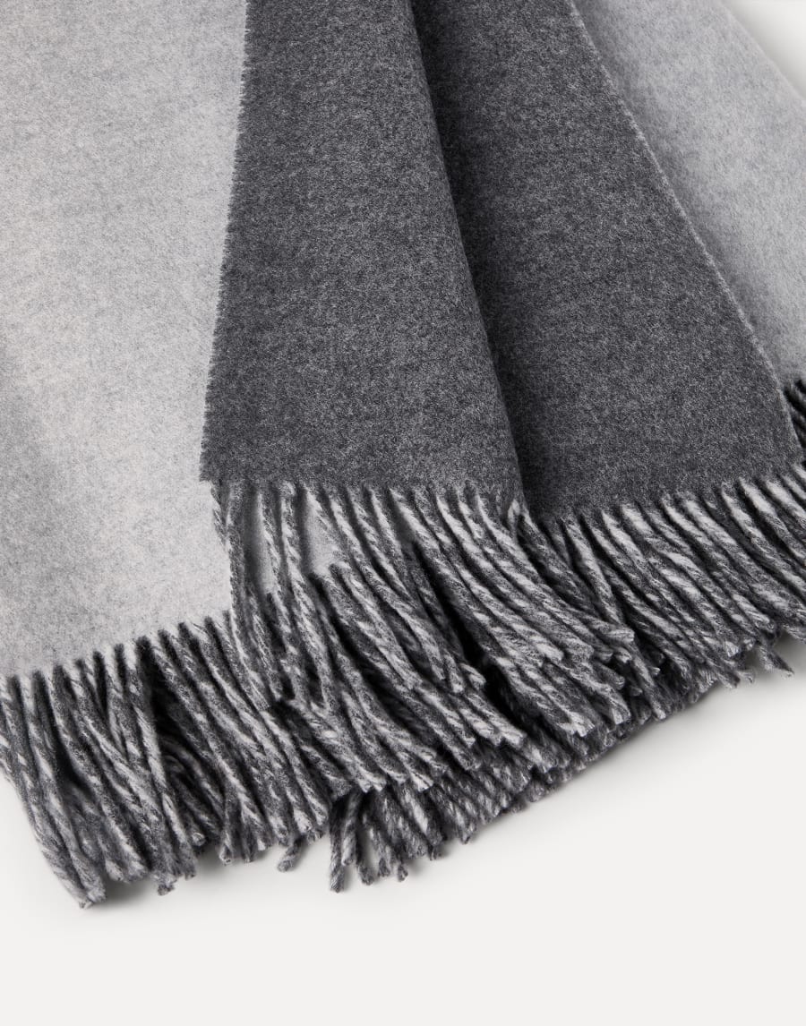 Cashmere double cloth throw Medium Grey Lifestyle - Brunello Cucinelli