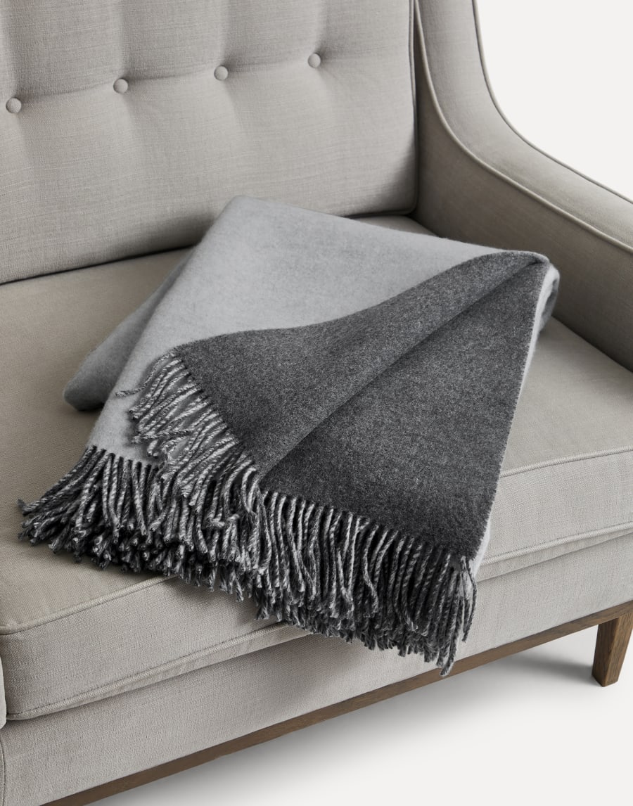 Cashmere double cloth throw Medium Grey Lifestyle - Brunello Cucinelli