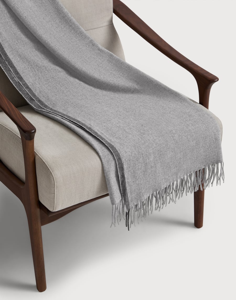 Cashmere throw Light Grey Lifestyle - Brunello Cucinelli
