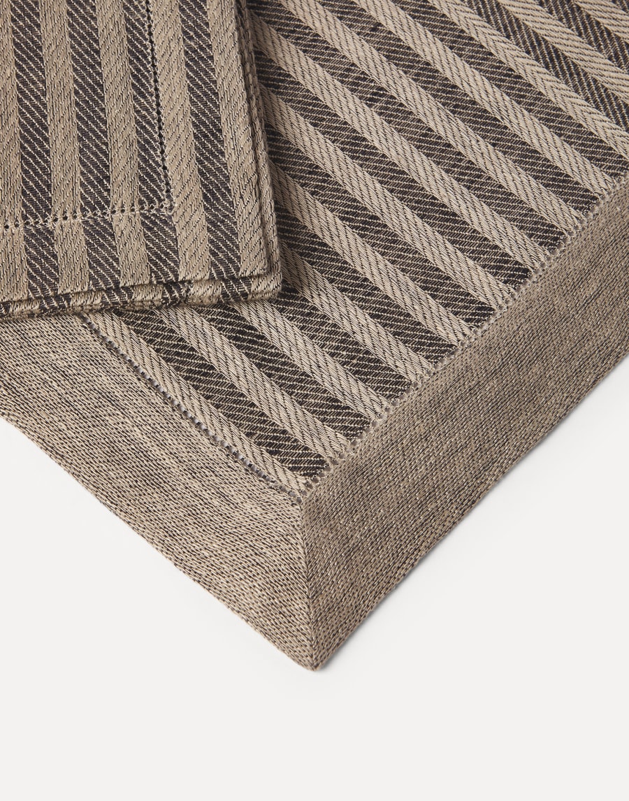 リネン チョークストライプ ランチョンマット&ナプキン ダークミリタリー ライフスタイル - Brunello Cucinelli