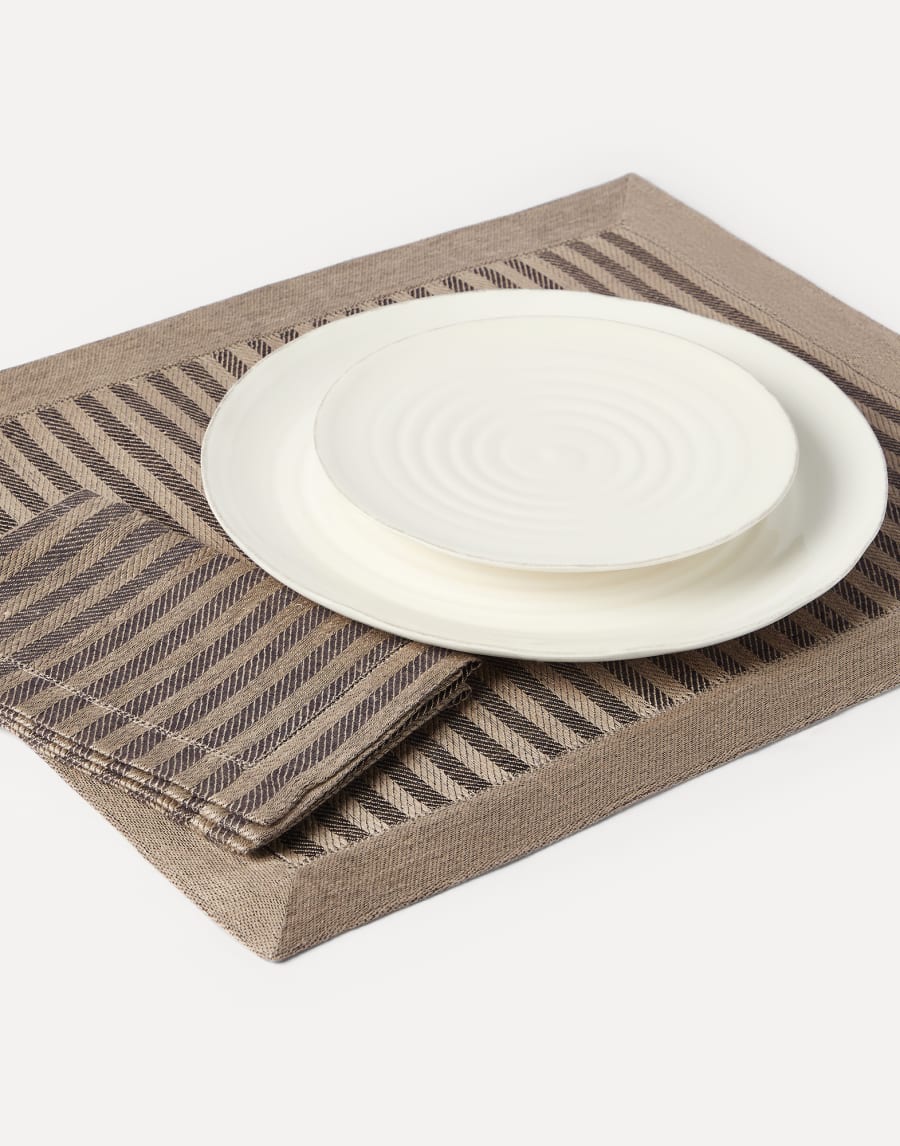 リネン チョークストライプ ランチョンマット&ナプキン ダークミリタリー ライフスタイル - Brunello Cucinelli
