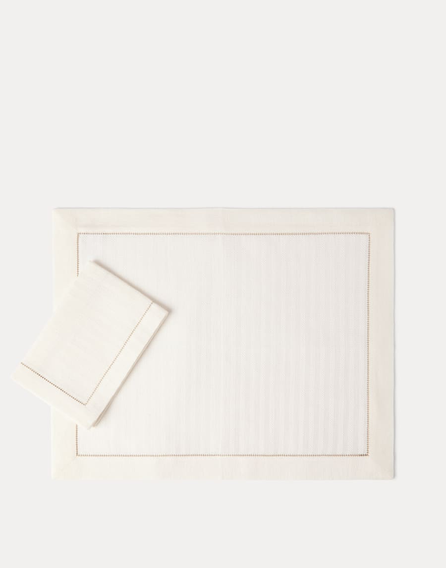 Chalk stripe linen placemat and napkin set Buff Lifestyle - Brunello Cucinelli