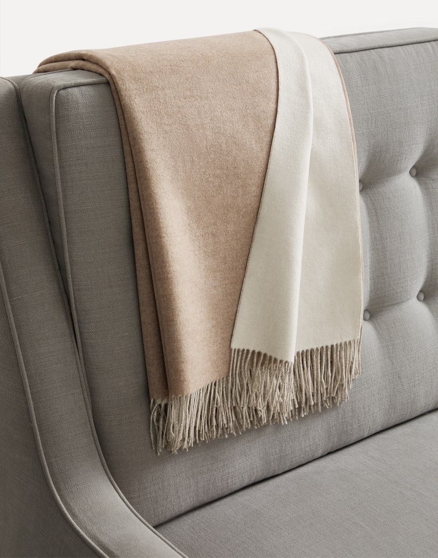 Cashmere double cloth lightweight throw Beige Lifestyle - Brunello Cucinelli