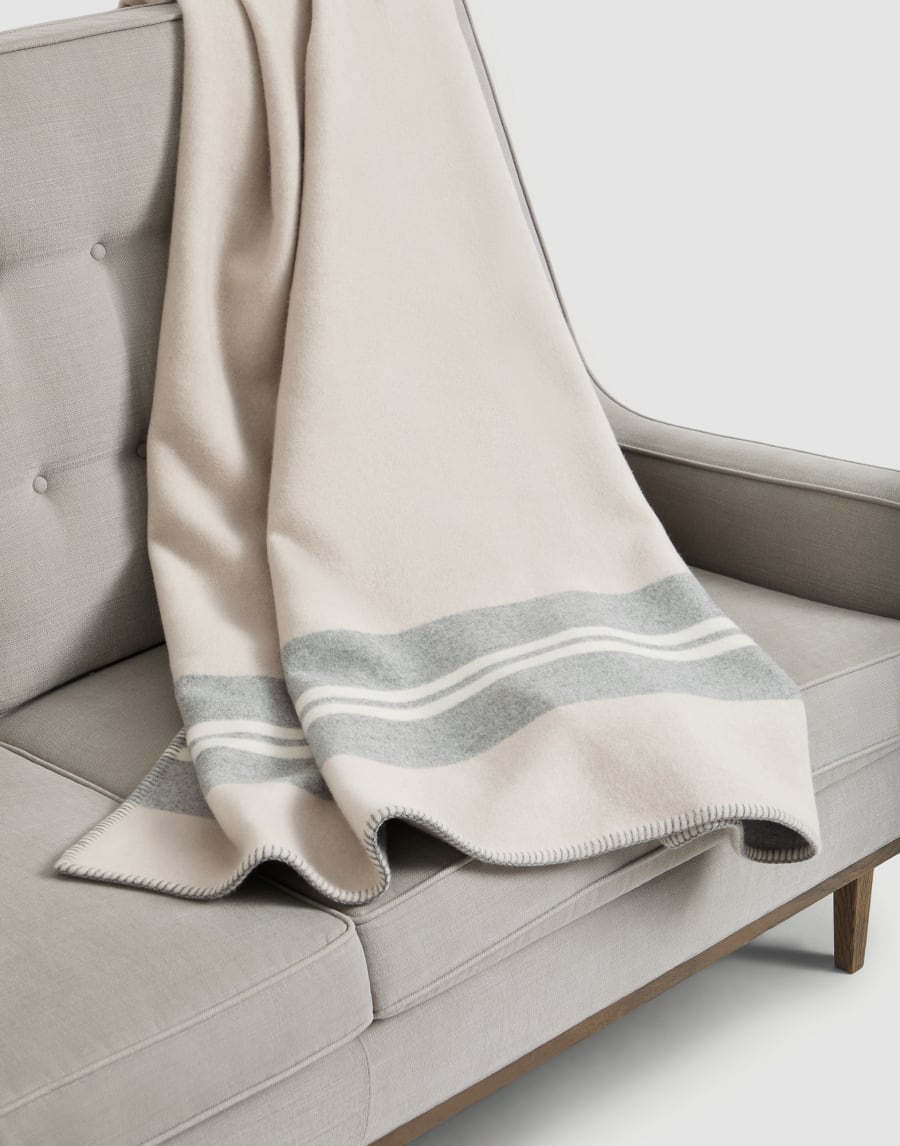 Cashmere double cloth throw Beige Lifestyle - Brunello Cucinelli