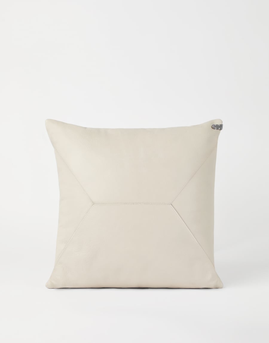 モニーレ付き クッション アイボリー ライフスタイル - Brunello Cucinelli