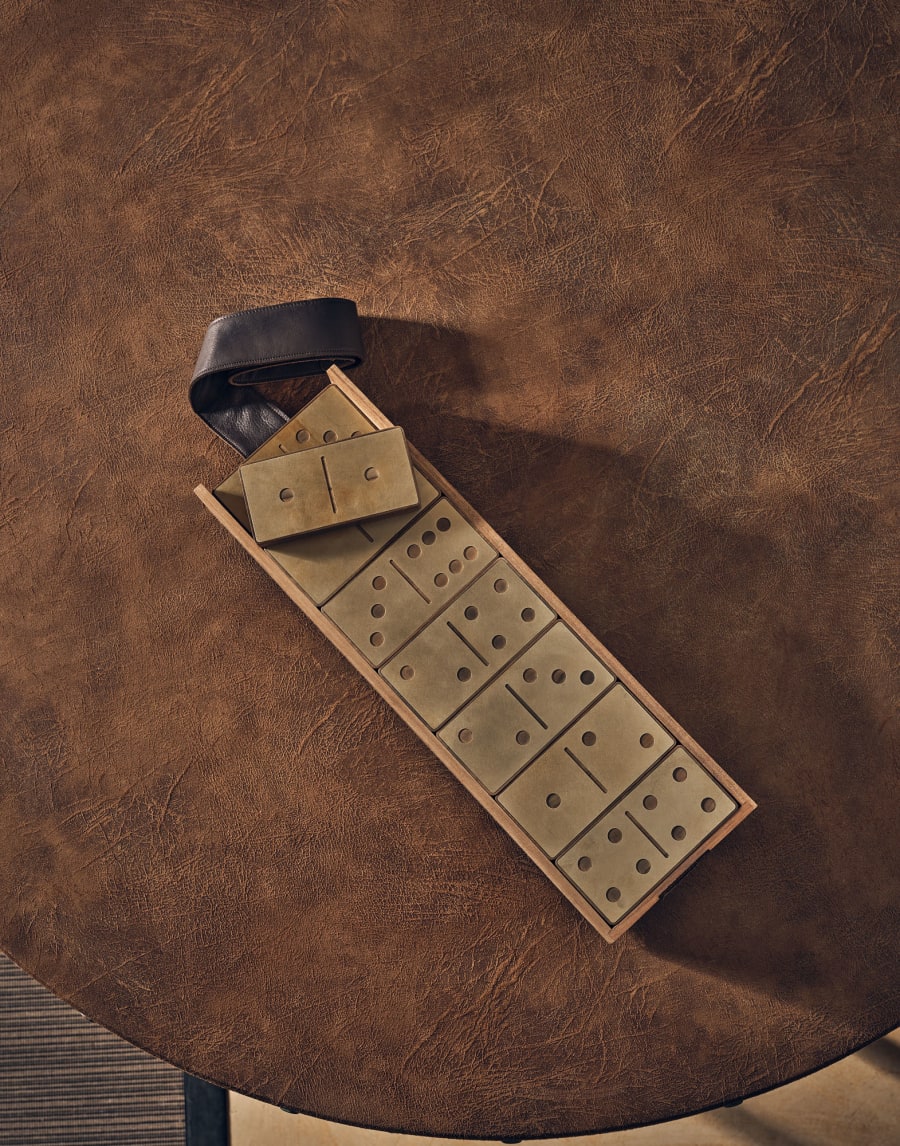 월넛 우드 & 브라스 도미노 세트 베이지 라이프스타일 - Brunello Cucinelli