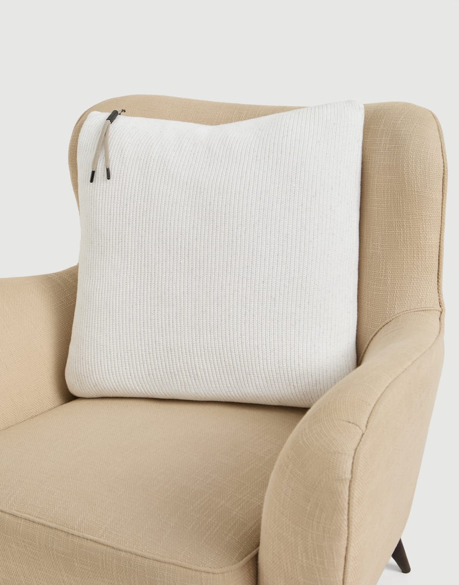 코튼 니트 대형 쿠션 화이트 라이프스타일 - Brunello Cucinelli