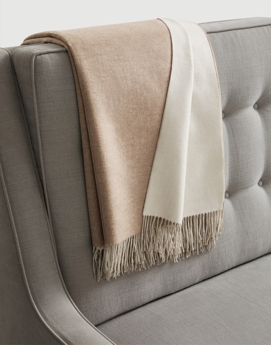 Cashmere double cloth lightweight throw Beige Lifestyle - Brunello Cucinelli