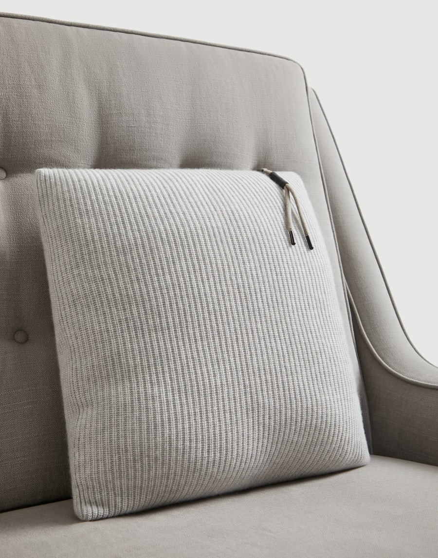 샤이니 지퍼 풀 니트 쿠션 포그 라이프스타일 - Brunello Cucinelli