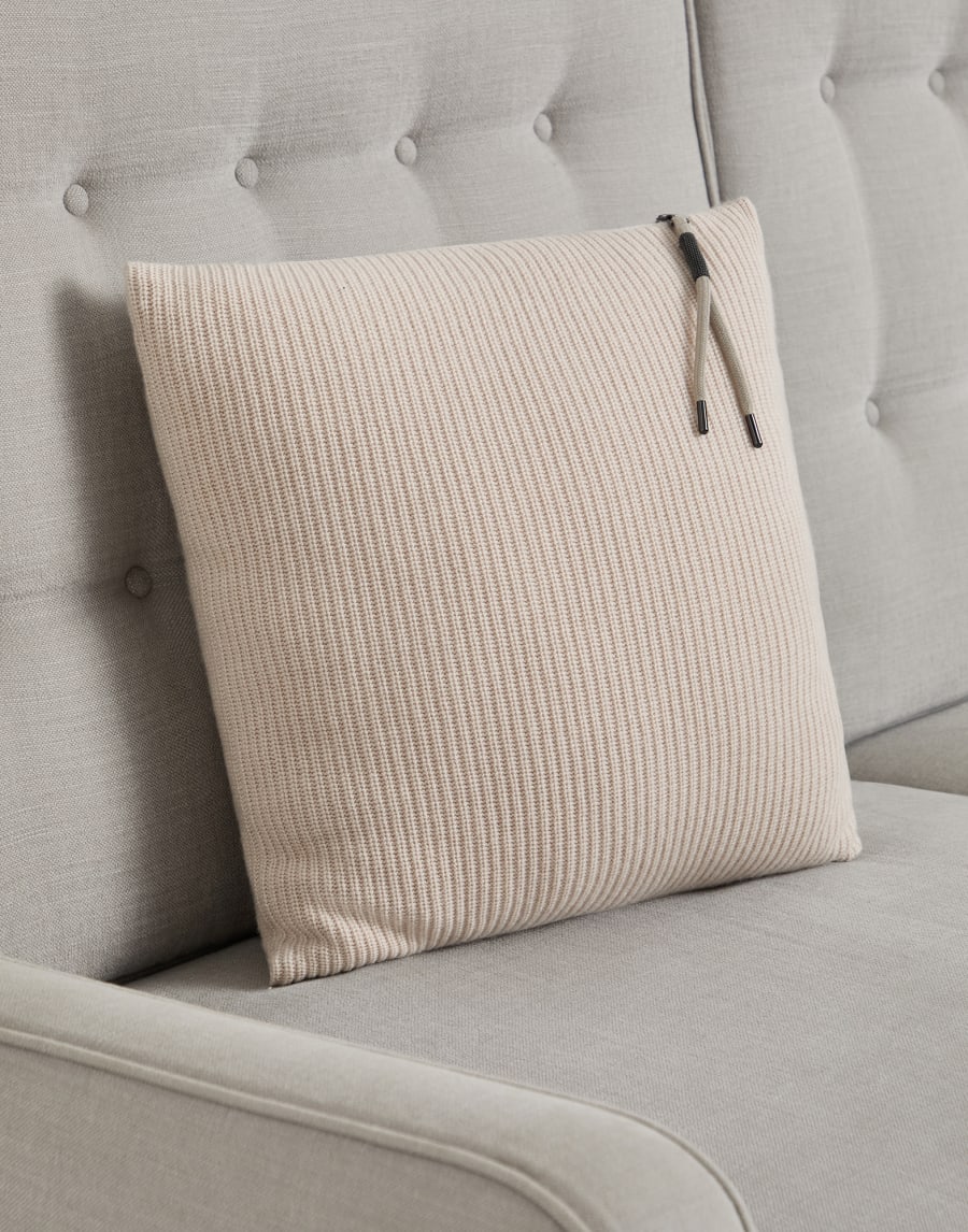 샤이니 지퍼 풀 니트 쿠션 베이지 라이프스타일 - Brunello Cucinelli